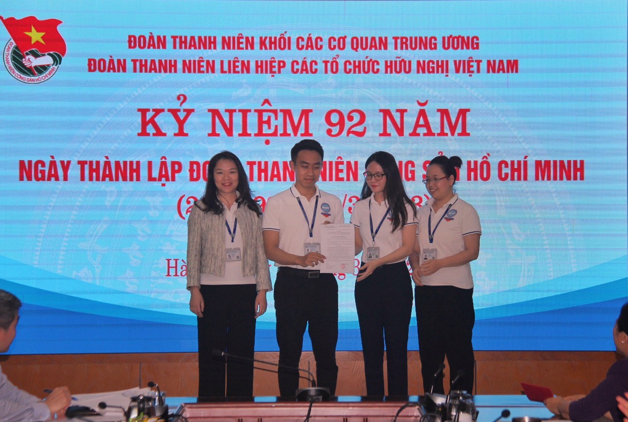 Đoàn Thanh niên VUFO cũng trao quyết định kiện toàn lại ban chấp hành 2 chi đoàn. Đoàn Thanh niên VUFO cũng trao quyết định kiện toàn lại ban chấp hành 2 chi đoàn.