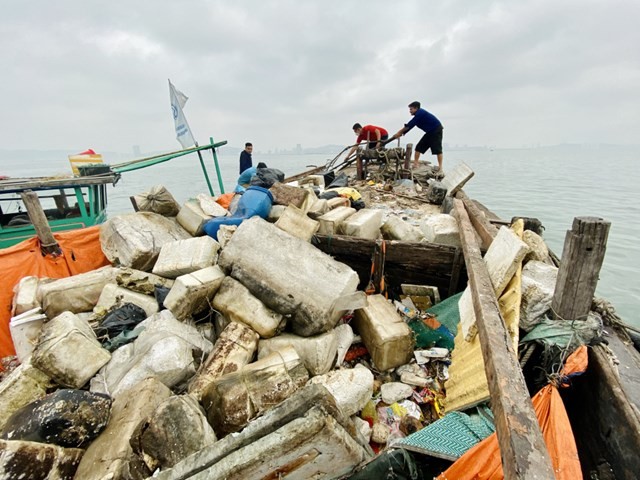 Quảng Ninh: Ra quân thu gom phao xốp, rác thải trên Vịnh Hạ Long Quảng Ninh: Ra quân thu gom phao xốp, rác thải trên Vịnh Hạ Long