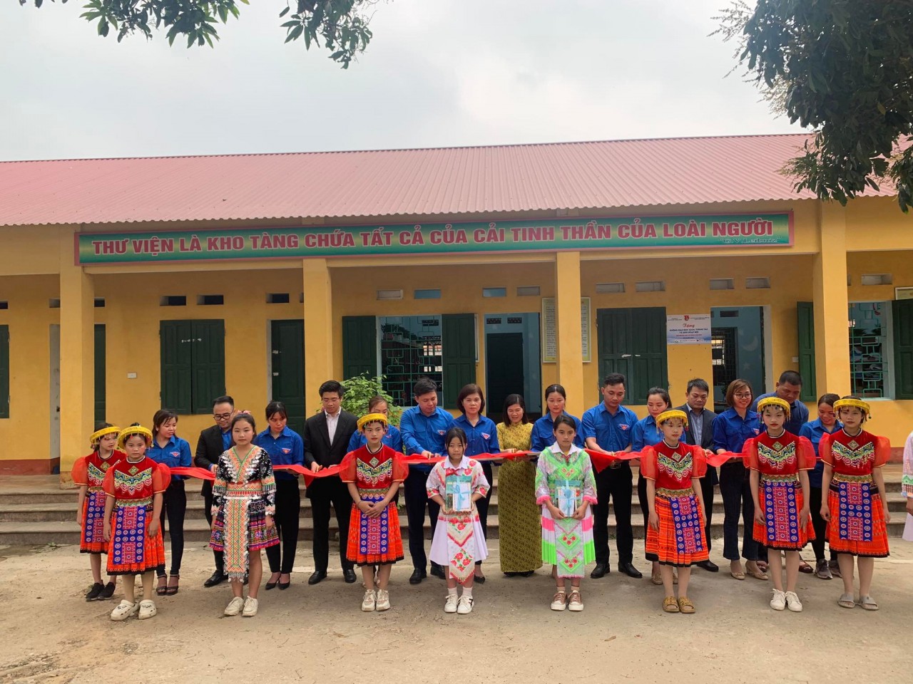 Khánh thành không gian đọc sách tặng học sinh dân tộc thiểu số Khánh thành không gian đọc sách tặng học sinh dân tộc thiểu số