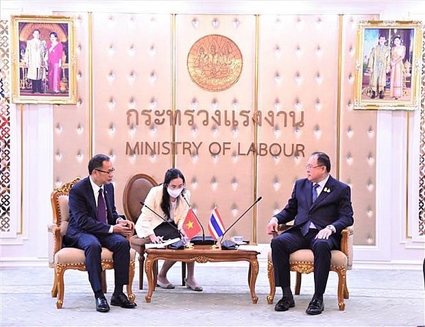 Vietnamese Ambassador to Thailand Phan Chi Thanh (L) and Thai Deputy Minister of Labour Surachai Chaitrakulthong during their meeting in Bangkok on March 24. (Photo: VNA) Vietnamese Ambassador to Thailand Phan Chi Thanh (L) and Thai Deputy Minister of Labour Surachai Chaitrakulthong during their meeting in Bangkok on March 24. (Photo: VNA)
