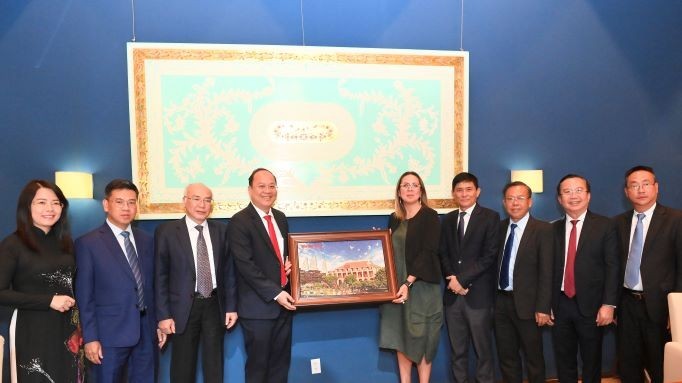 Đồng chí Nguyễn Hồ Hải tặng quà lưu niệm cho bà Mariana Aymerich Ordónez (Ảnh: Việt Dũng). Đồng chí Nguyễn Hồ Hải tặng quà lưu niệm cho bà Mariana Aymerich Ordónez (Ảnh: Việt Dũng).