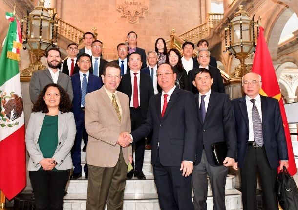Ông Fadlala Akabani Hneide, Bộ trưởng Phát triển kinh tế Chính quyền TP Mexico tiếp đoàn đại biểu TPHCM (Ảnh: Việt Dũng). Ông Fadlala Akabani Hneide, Bộ trưởng Phát triển kinh tế Chính quyền TP Mexico tiếp đoàn đại biểu TPHCM (Ảnh: Việt Dũng).