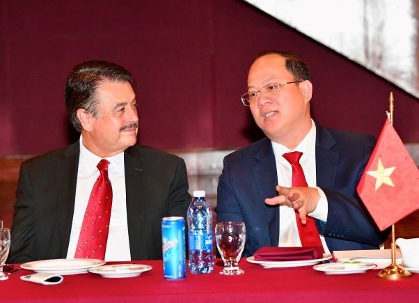 Ông Alfredo Femat Bañuelos tiếp đồng chí Nguyễn Hồ Hải (Ảnh: Việt Dũng). Ông Alfredo Femat Bañuelos tiếp đồng chí Nguyễn Hồ Hải (Ảnh: Việt Dũng).