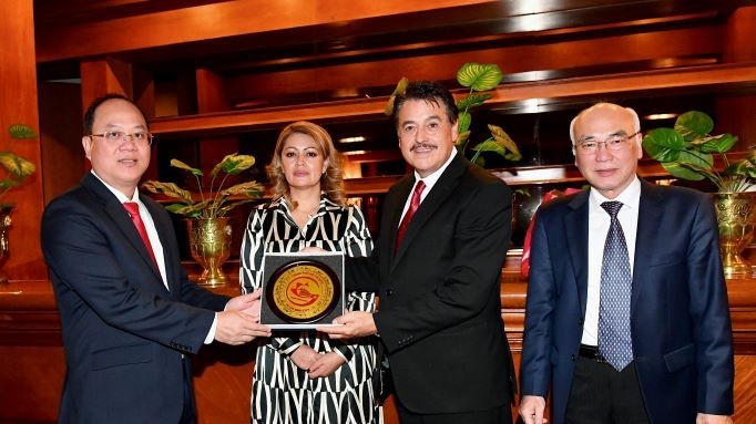 Đồng chí Nguyễn Hồ Hải tặng quà lưu niệm cho ông Alfredo Femat Bañuelos (Ảnh: Việt Dũng). Đồng chí Nguyễn Hồ Hải tặng quà lưu niệm cho ông Alfredo Femat Bañuelos (Ảnh: Việt Dũng).