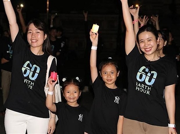 Young people and children in Hue city, Thua Thien-Hue province, respond to Earth Hour 2023. (Photo: VNA) Young people and children in Hue city, Thua Thien-Hue province, respond to Earth Hour 2023. (Photo: VNA)
