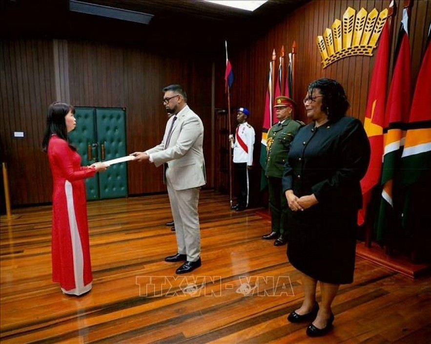 Vietnamese Ambasador Pham Kim Hoa presents the credentials to Guyana President Mohamed Irfaan Ali in capital Georgetown, on March 20. (Photo: VNA) Vietnamese Ambasador Pham Kim Hoa presents the credentials to Guyana President Mohamed Irfaan Ali in capital Georgetown, on March 20. (Photo: VNA)