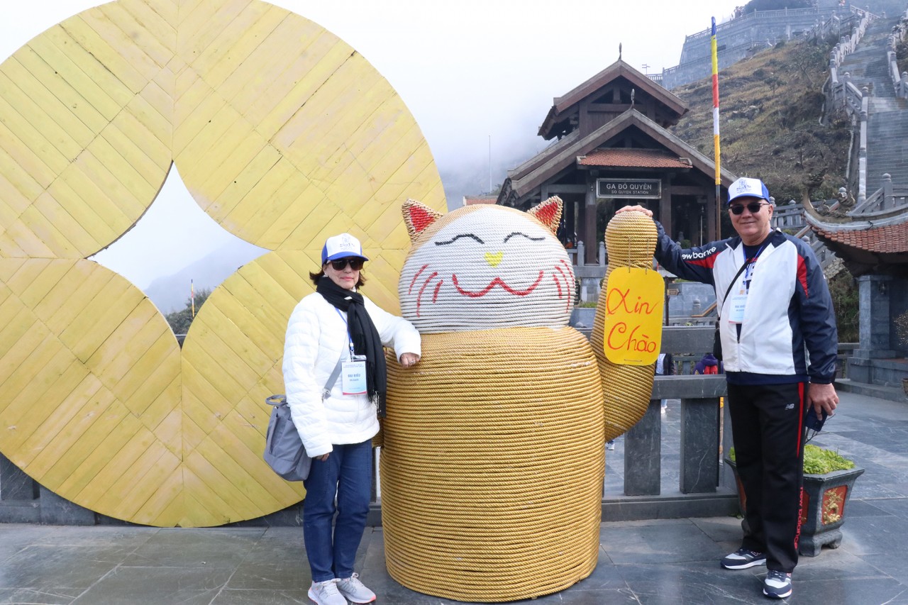 Bạn bè quốc tế lưu giữ khoảnh khắc Fansipan Bạn bè quốc tế lưu giữ khoảnh khắc Fansipan