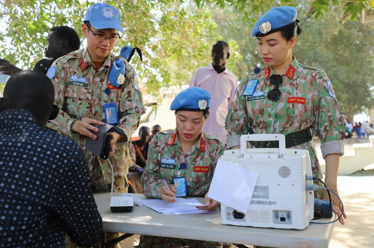 Volunteer medical examination and treatment at Bentiu General Hospital, Unity State. Photo: Level-2 field Hospital No. 4
