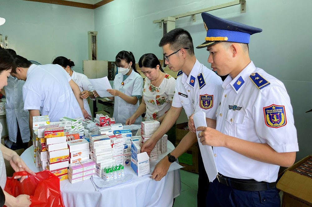 Hải đoàn 21 tham gia cấp phát thuốc cho học sinh và nhân dân tại huyện Lý Sơn. Hải đoàn 21 tham gia cấp phát thuốc cho học sinh và nhân dân tại huyện Lý Sơn.