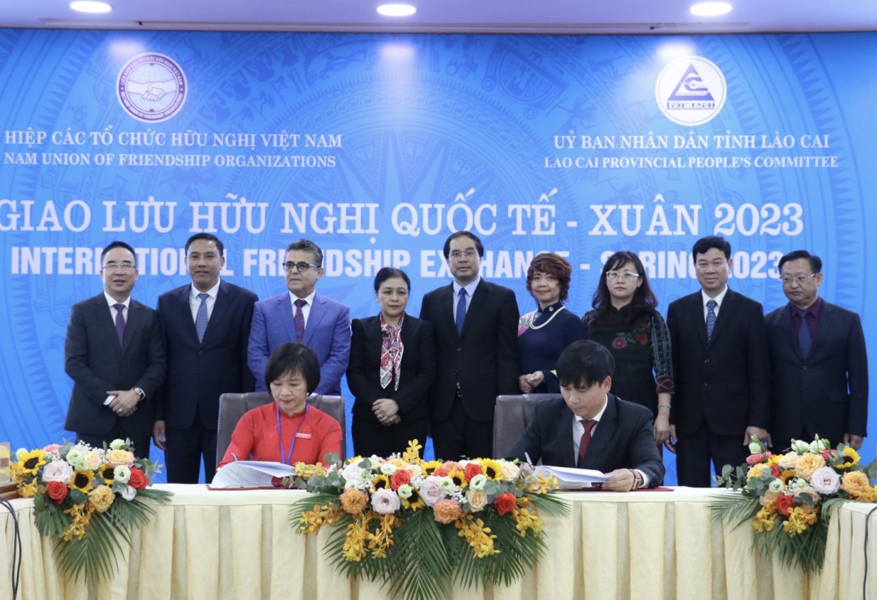 Bà Giang Thị Thu Thủy, Trưởng đại diện tổ chức Hagar International/Thụy Sỹ và ông Phạm Nam Hồng, Phó Giám đốc Sở Ngoại vụ tỉnh Lào Cai ký biên bản ghi nhớ thực hiện viện trợ cho Lào Cai trong giai đoạn tới (Ảnh: Thu Hà).