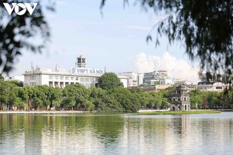 Hoan Kiem Lake is one of the famous tourist attractions in Hanoi Hoan Kiem Lake is one of the famous tourist attractions in Hanoi