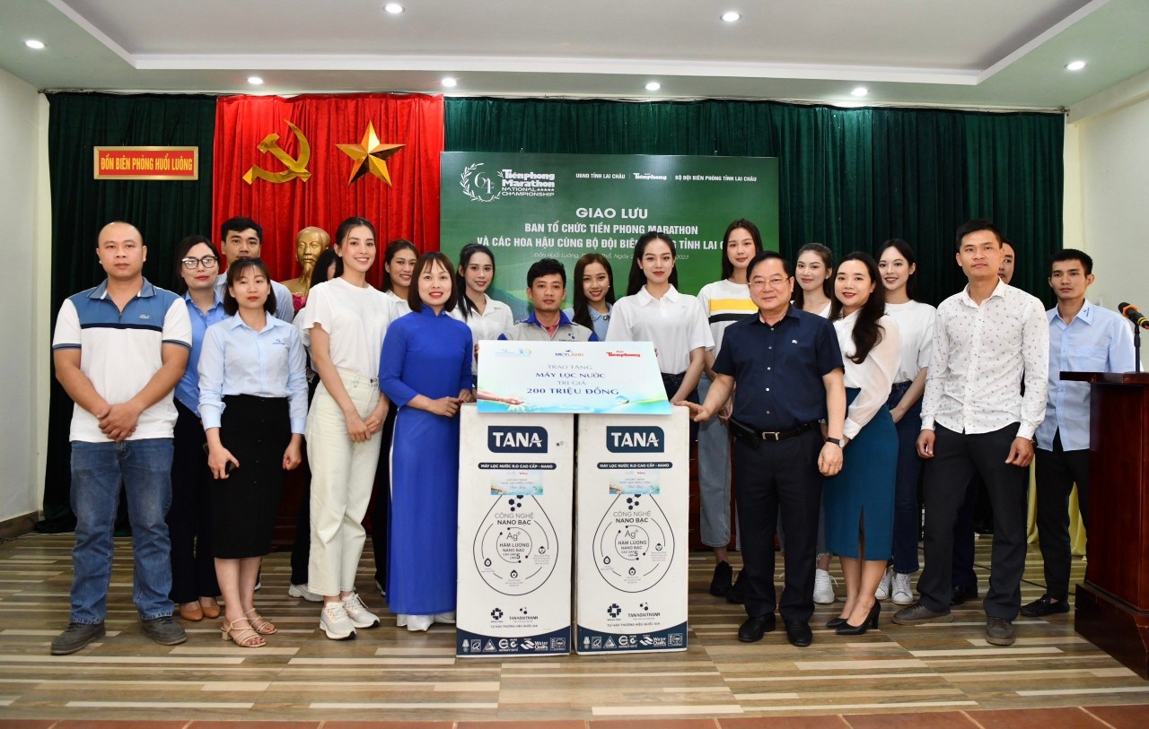 BTC chương trình trao tặng Bộ đội biên phòng Lai châu máy lọc nước trị giá 200 triệu đồng. BTC chương trình trao tặng Bộ đội biên phòng Lai châu máy lọc nước trị giá 200 triệu đồng.