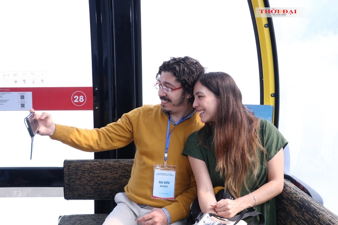 Fansipan and National Symbolic Monuments to Bring International Friends Closer to Vietnam International Friends Receive Warm Welcome on Frosty Fansipan