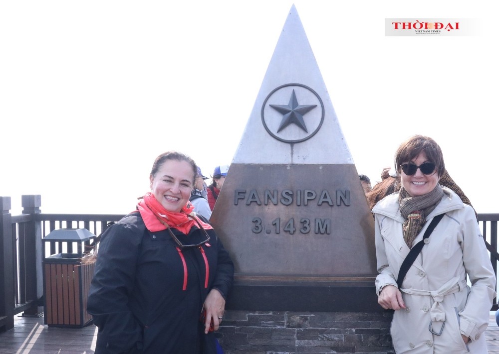 Fansipan and National Symbolic Monuments to Bring International Friends Closer to Vietnam International Friends Receive Warm Welcome on Frosty Fansipan