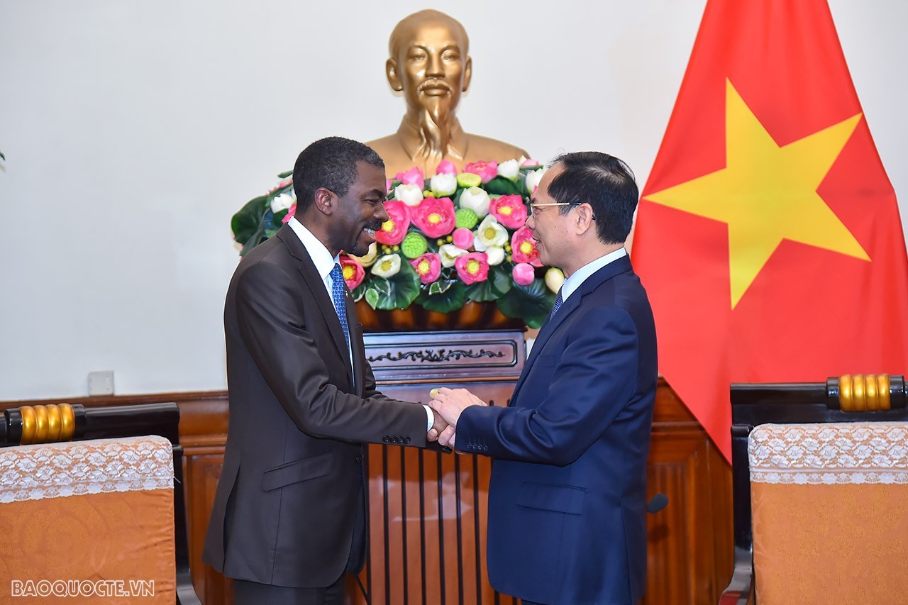 Bộ trưởng Ngoại giao Bùi Thanh Sơn tiếp Giám đốc Trung tâm Di sản thế giới của UNESCO Lazare Eloundou Assomo (Ảnh: Báo Thế giới & Việt Nam). Bộ trưởng Ngoại giao Bùi Thanh Sơn tiếp Giám đốc Trung tâm Di sản thế giới của UNESCO Lazare Eloundou Assomo (Ảnh: Báo Thế giới & Việt Nam).
