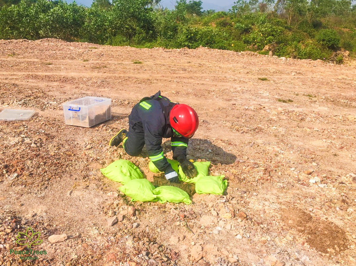 As an incendiary weapon, white phosphorus burns fiercely and can ignite cloth, fuel, ammunition and other combustibles. As an incendiary weapon, white phosphorus burns fiercely and can ignite cloth, fuel, ammunition and other combustibles.