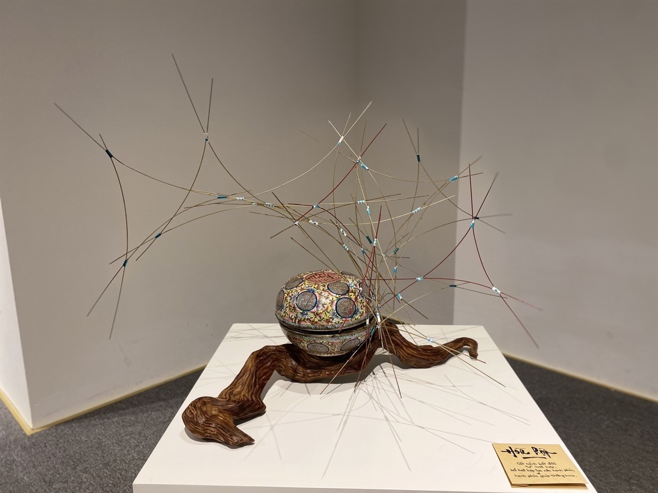 Editor's Pick: Binh Sinh by mBug - Sophisticated Ikebana Arrangement Celebrates Simplicity Editor's Pick: Binh Sinh by mBug - Sophisticated Ikebana Arrangement Celebrates Simplicity