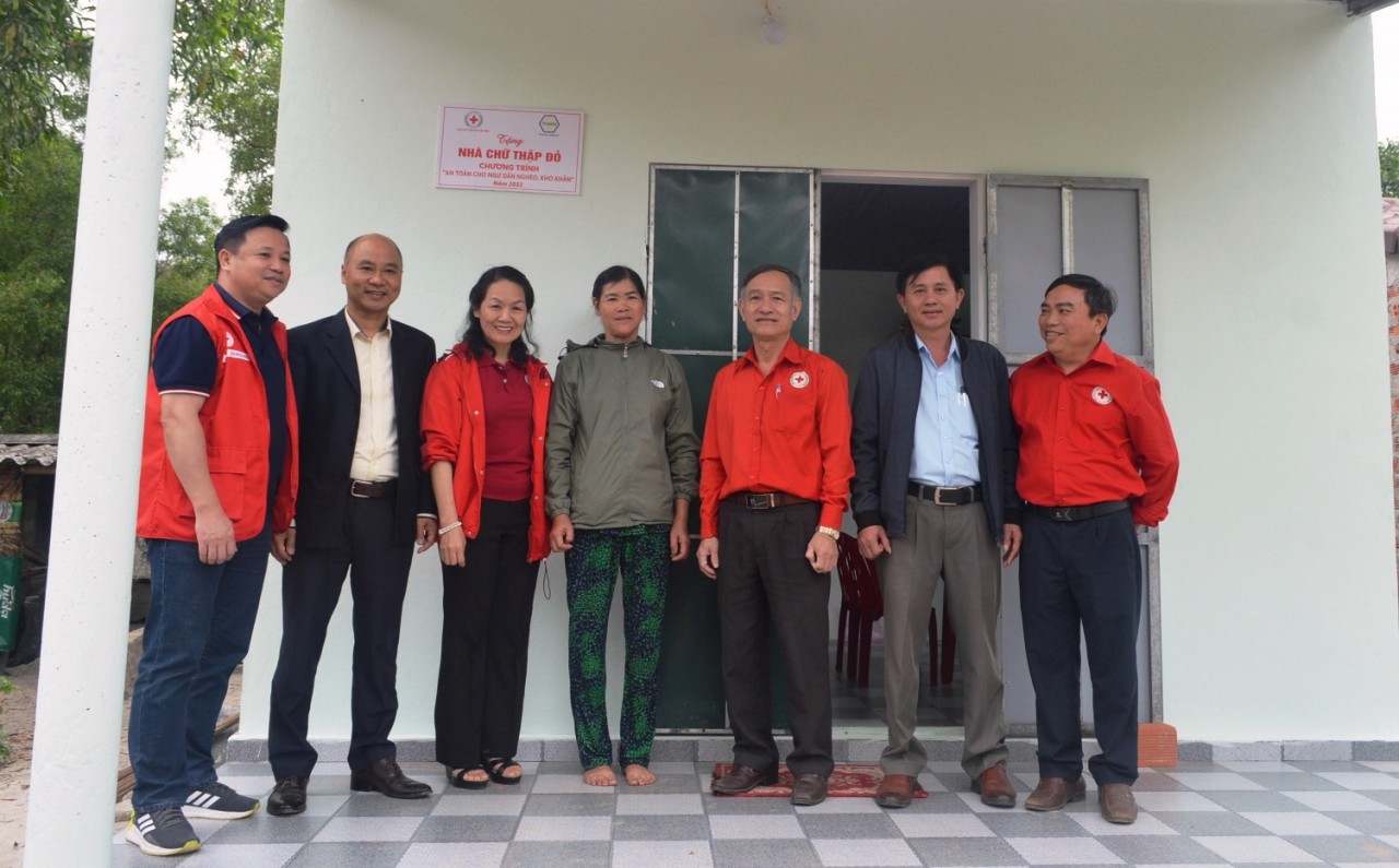 Quảng Trị bàn giao 100 căn nhà cho ngư dân nghèo, khó khăn Quảng Trị bàn giao 100 căn nhà cho ngư dân nghèo, khó khăn