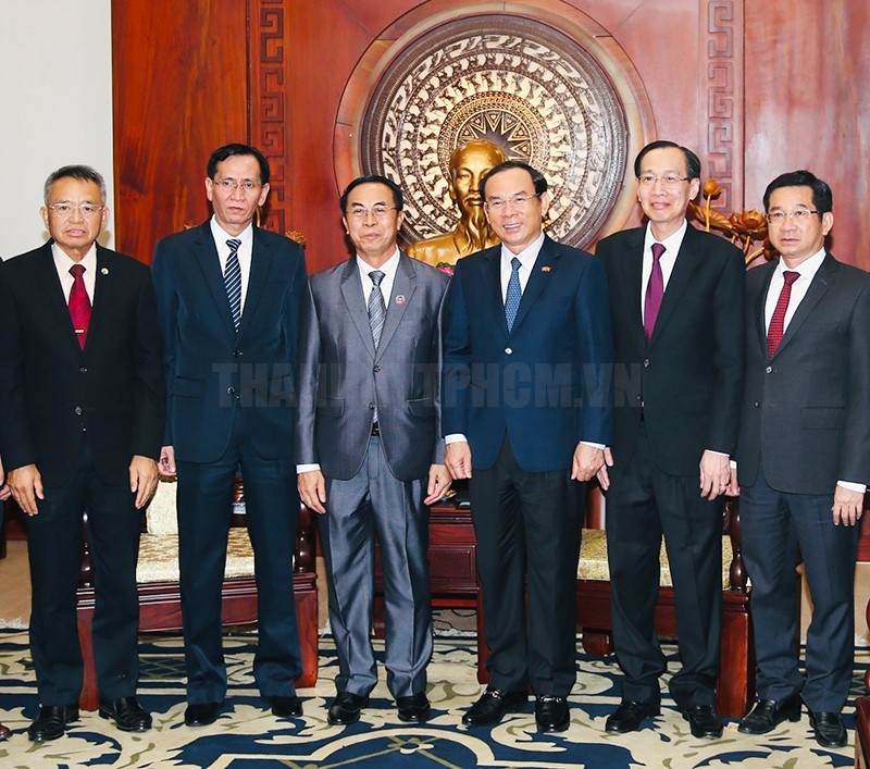 Các đại biểu chụp ảnh lưu niệm tại buổi tiếp. Các đại biểu chụp ảnh lưu niệm tại buổi tiếp.