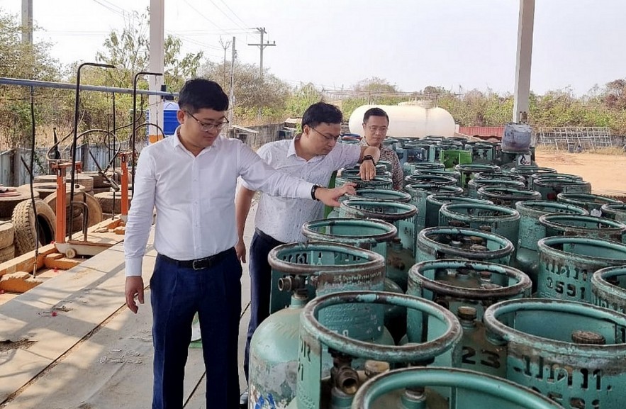 Đoàn công tác PV GAS tham quan Trạm chiết nạp LPG của Công ty Sunbin Gas. Đoàn công tác PV GAS tham quan Trạm chiết nạp LPG của Công ty Sunbin Gas.