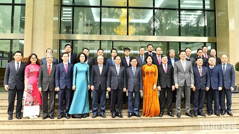 Nhiệm vụ trọng tâm của công tác đối ngoại là phục vụ phát triển đất nước Nhiệm vụ trọng tâm của công tác đối ngoại là phục vụ phát triển đất nước