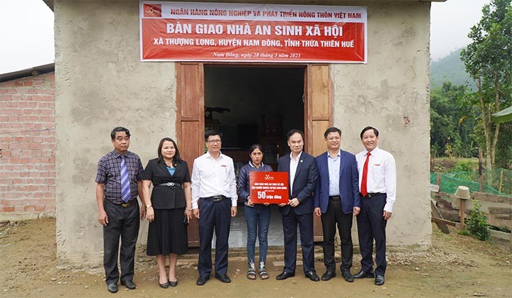 Thừa Thiên Huế: Bàn giao 100 nhà ở cho hộ nghèo DTTS, hộ khó khăn Thừa Thiên Huế: Bàn giao 100 nhà ở cho hộ nghèo DTTS, hộ khó khăn