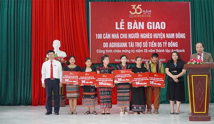 Thừa Thiên Huế: Bàn giao 100 nhà ở cho hộ nghèo DTTS, hộ khó khăn Thừa Thiên Huế: Bàn giao 100 nhà ở cho hộ nghèo DTTS, hộ khó khăn