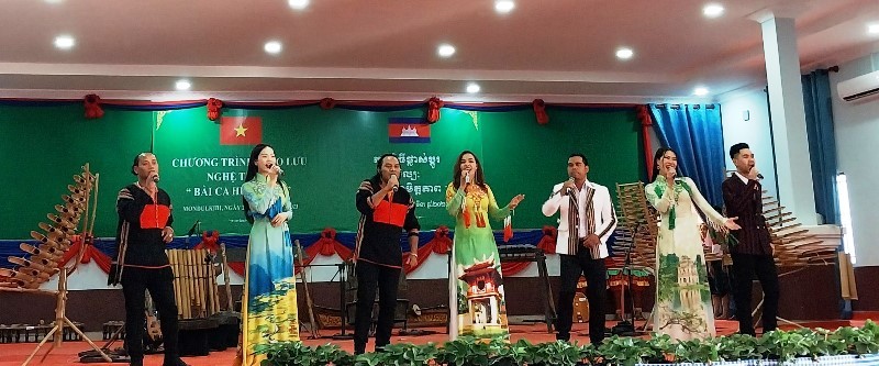 Hai tỉnh Đắk Lắk và Mondulkiri giao lưu nghệ thuật với chủ đề “Bài ca hữu Nghị Việt Nam – Campuchia” Hai tỉnh Đắk Lắk và Mondulkiri giao lưu nghệ thuật với chủ đề “Bài ca hữu Nghị Việt Nam – Campuchia”