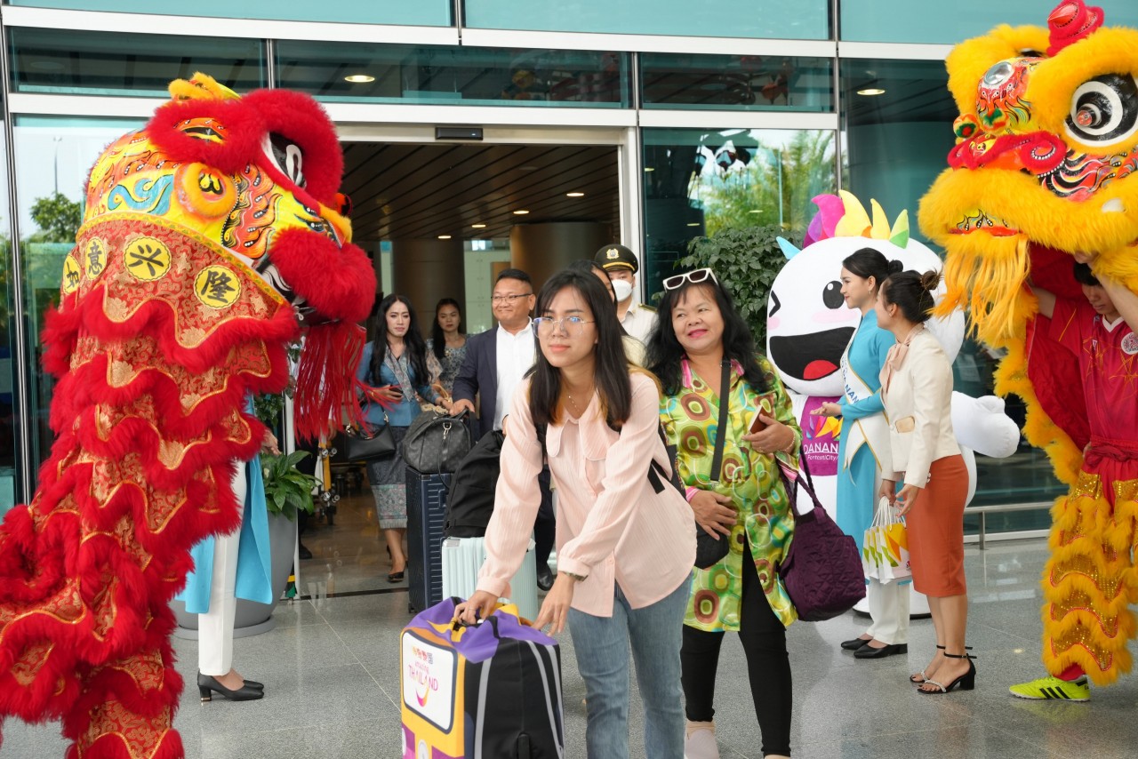 150 du khách Lào trong chuyến bay thẳng đầu tiên từ Viêng Chăn đến với Đà Nẵng 150 du khách Lào trong chuyến bay thẳng đầu tiên từ Viêng Chăn đến với Đà Nẵng