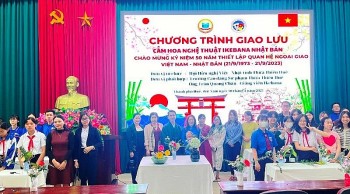 Sinh viên Việt Nam, Nhật Bản trải nghiệm nghệ thuật cắm hoa Ikebana