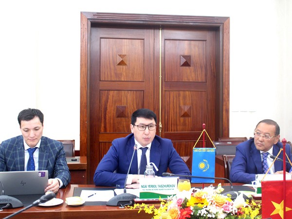 Ông Yerbol Taszhurekok - Thứ trưởng Nông nghiệp Kazakhstan (giữa) phát biểu tại buổi làm việc (Ảnh: Bộ NN&PTNT). Ông Yerbol Taszhurekok - Thứ trưởng Nông nghiệp Kazakhstan (giữa) phát biểu tại buổi làm việc (Ảnh: Bộ NN&PTNT).