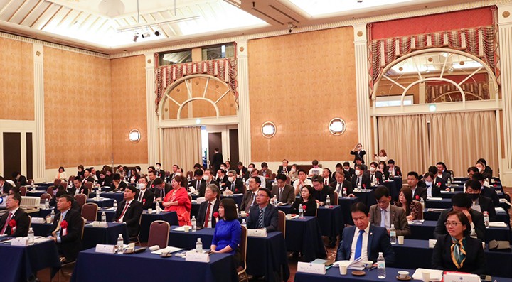 Hội thảo nhằm quảng bá điểm đến Đà Nẵng, trong đó chú trọng giới thiệu về môi trường đầu tư, kinh doanh, các dự án trọng điểm kêu gọi đầu tư và tiềm năng du lịch của thành phố đến các tập đoàn đầu tư, doanh nghiệp du lịch tại Osaka. Chương trình do Ban Xúc tiến và Hỗ trợ đầu tư Đà Nẵng, Sở Du lịch phối hợp Tổng Lãnh sự quán Việt Nam tại Osaka và Hiệp hội Du lịch Osaka tổ chức. Theo ông Nguyễn Văn Quảng, Đà Nẵng cam kết sẽ tiếp tục tiếp tục hoàn thiện hạ tầng, đào tạo nguồn nhân lực và có những chính sách phù hợp, đáp úng với đề nghị của nhà đầu tư, tạo điều kiện thuận lợi nhất cho các nhà đầu tư Nhật Bản triển khai hoạt động sản xuất kinh doanh trên địa bàn thành phố. tại Hội thảo, Tổng Lãnh sự Việt Nam tại Osaka Ngô Trịnh Hà trích lời Thủ tướng Nhật Bản Kishida Fumio, khẳng định hợp tác Việt Nam - Nhật Bản là “không giới hạn”; các lĩnh vực ưu tiên hợp với Việt Nam gồm “chuyển đổi số, chuyển đổi năng lượng và tăng trưởng xanh” đều tương đồng với định hướng phát triển của thành phố Đà Nẵng. Ông cho biết, Đà Nẵng với vị trí là thành phố tăng trưởng GDP thứ 3 Việt Nam và giàu tiềm năng du lịch, được biết đến rộng rãi bởi người dân, doanh nghiệp, chính quyền khu vực Kansa; đồng thời cho biết sẽ hỗ trợ kết nối và đồng hành cùng thành phố cũng như các công ty các hoạt động đầu tư, hợp tác trong tương lai của hai bên. Giám đốc Ban Xúc tiến và Hỗ trợ đầu tư Đà Nẵng Huỳnh Liên Phương cho biết, Đà Nẵng là địa phương có vị trí chiến lược về chính trị, kinh tế với những tiềm năng khác biệt, cơ hội nổi trội, lợi thế so sánh cạnh tranh trong thu hút đầu tư nước ngoài; hệ thống kết cấu hạ tầng kinh tế - xã hội được đầu tư theo hướng đồng bộ; nguồn lao động dồi dào và có trình độ tay nghề cao; môi trường đầu tư kinh doanh không ngừng được cải thiện; môi trường sống an bình, chất lượng cao. Đà Nẵng cũng xác định Nhật Bản là thị trường chiến lược trong công tác xúc tiến, kêu gọi đầu tư. Trong đó, Đà Nẵng mong muốn các nhà đầu tư Nhật Bản quan tâm đầu tư vào các lĩnh vực công nghiệp công nghệ cao, công nghệ thông tin, R&D, công nghiệp hỗ trợ, phát triển cơ sở hạ tầng cảng biển, các khu công nghiệp, du lịch, y tế, giáo dục… Trong lĩnh vực du lịch, Giám đốc Sở Du lịch Trương Thị Hồng Hạnh cho biết, Nhật Bản được xác định là thị trường trọng điểm của du lịch Đà Nẵng với sự tăng trưởng ổn định. Năm 2019, tổng lượt khách Nhật đến Đà Nẵng đạt hơn 183 ngàn lượt khách, tăng trưởng gần 200% so với năm 2015 (92 ngàn lượt). Từ khi Việt Nam mở cửa du lịch quốc tế vào tháng 3/2022, Đà Nẵng đã đón tiếp khoảng 18 ngàn lượt khách Nhật Bản đến thành phố. Với hệ thống cơ sở hạ tầng hiện đại và đồng bộ, quy tụ những thương hiệu khách sạn quốc tế hàng đầu thế giới, các sản phẩm du lịch mới, các sự kiện lễ hội đặc sắc xuyên suốt cả năm, đáng chú ý là Lễ hội Pháo hoa quốc tế Đà Nẵng 2023, hệ thống ẩm thực địa phương và quốc tế đa dạng, Đà Nẵng đã sẵn sàng để đón và phục vụ du khách quốc tế, trong đó có thị trường Nhật Bản. Ngoài ra, chính sách mở cửa du lịch của chính phủ Nhật Bản đối với Việt Nam trong thời gian qua đã đáp ứng nhu cầu đi lại, giao thương, du lịch rất lớn giữa 02 nước và tạo điều kiện tăng trưởng trao đổi du khách 02 chiều. Tại Hội thảo, các đại biểu tập trung thảo luận các vấn đề về thủ tục, chính sách hỗ trợ của thành phố trong việc tổ chức các sự kiện văn hóa du lịch tại Đà Nẵng, tăng cường kết nối thông tin điểm đến giữa Đà Nẵng và các địa phương của Nhật. Các đại biểu đánh giá cao các thông tin thành phố đã cung cấp, giúp cho các đại biểu, doanh nghiệp Nhật hiểu thêm về tiềm năng và cơ hội đầu tư, kinh doanh, du lịch của Đà Nẵng. Hội thảo là cơ hội quý để thông tin và kết nối doanh nghiệp hai bên, thúc đẩy hợp tác kinh tế. Lãnh đạo thành phố và các sở ngành đã trao đổi các vấn đề mà doanh nghiệp quan tâm, đồng thời thông tin thêm về các hoạt động du lịch lễ hội tại thành phố trong năm 2023 để các doanh nghiệp Nhật kết hợp tổ chức các tour, tuyến du lịch đến Đà Nẵng trong thời gian tới. Phát biểu kết luận Tọa đàm, Phó Chủ tịch Thường trực UBND thành phố Hồ Kỳ Minh cho biết, Đà Nẵng đã và đang nỗ lực triển khai nhiều giải pháp nhằm cải thiện hơn nữa môi trường đầu tư của thành phố nhằm đáp ứng nhu cầu của các nhà đầu tư. “Chúng tôi xác định Nhật Bản là một trong những đối tác trọng điểm có tiềm lực mạnh về tài chính và kỹ thuật cần tập trung thu hút đầu tư vào thành phố trong các lĩnh vực mũi nhọn mà thành phố đang định hướng phát triển và là một thị trường trọng điểm của du lịch Đà Nẵng. Chúng tôi cam kết sẽ luôn đồng hành, hỗ trợ và tạo điều kiện thuận lợi cho du khách, nhà đầu tư, doanh nghiệp khi đến du lịch, đầu tư, kinh doanh và sinh sống tại Đà Nẵng”, Phó Chủ tịch Thường trực UBND thành phố Hồ Kỳ Minh nhấn mạnh. Box: đã có hơn 200 doanh nghiệp, văn phòng đại diện, dự án của các công ty Nhật Bản đóng trên địa bàn thành phố Đà Nẵng, đứng đầu về số dự án và số vốn đầu tư gần 01 tỷ USD, xếp thứ nhất trong hơn 40 quốc gia và vùng lãnh thổ đầu tư tại Đà Nẵng. Đặc biệt, năm 2021, Cơ quan Tổng Lãnh sự quán Nhật Bản đã được thành lập ở Đà Nẵng. Nhiều doanh nghiệp, nhà đầu tư Nhật Bản đã có những dự án thành công tại thành phố trong lĩnh vực sản xuất, bất động sản, du lịch, công nghệ thông tin. Hiện nay, một số tập đoàn lớn của Nhật Bản cũng đang quan tâm đầu tư trong lĩnh vực cảng biển, trung tâm thương mại quốc tế. Ngày 23-3 vừa qua, đường bay trực tiếp Đà Nẵng - Narita của hãng hàng không quốc gia Việt Nam đã hoạt động trở lại, tạo thuận lợi và thúc đẩy các hoạt động du lịch cũng như đầu tư thương mại giữa Đà Nẵng và Nhật Bản trong thời gian tới. Về hợp tác cấp địa phương, Đà Nẵng cũng đã thiết lập quan hệ hữu nghị và hợp tác chính thức với 04 thành phố của Nhật Bản, bao gồm Kisarazu, Kawasaki, Sakai và Yokohama. Hội thảo nhằm quảng bá điểm đến Đà Nẵng, trong đó chú trọng giới thiệu về môi trường đầu tư, kinh doanh, các dự án trọng điểm kêu gọi đầu tư và tiềm năng du lịch của thành phố đến các tập đoàn đầu tư, doanh nghiệp du lịch tại Osaka. Chương trình do Ban Xúc tiến và Hỗ trợ đầu tư Đà Nẵng, Sở Du lịch phối hợp Tổng Lãnh sự quán Việt Nam tại Osaka và Hiệp hội Du lịch Osaka tổ chức. Theo ông Nguyễn Văn Quảng, Đà Nẵng cam kết sẽ tiếp tục tiếp tục hoàn thiện hạ tầng, đào tạo nguồn nhân lực và có những chính sách phù hợp, đáp úng với đề nghị của nhà đầu tư, tạo điều kiện thuận lợi nhất cho các nhà đầu tư Nhật Bản triển khai hoạt động sản xuất kinh doanh trên địa bàn thành phố. tại Hội thảo, Tổng Lãnh sự Việt Nam tại Osaka Ngô Trịnh Hà trích lời Thủ tướng Nhật Bản Kishida Fumio, khẳng định hợp tác Việt Nam - Nhật Bản là “không giới hạn”; các lĩnh vực ưu tiên hợp với Việt Nam gồm “chuyển đổi số, chuyển đổi năng lượng và tăng trưởng xanh” đều tương đồng với định hướng phát triển của thành phố Đà Nẵng. Ông cho biết, Đà Nẵng với vị trí là thành phố tăng trưởng GDP thứ 3 Việt Nam và giàu tiềm năng du lịch, được biết đến rộng rãi bởi người dân, doanh nghiệp, chính quyền khu vực Kansa; đồng thời cho biết sẽ hỗ trợ kết nối và đồng hành cùng thành phố cũng như các công ty các hoạt động đầu tư, hợp tác trong tương lai của hai bên. Giám đốc Ban Xúc tiến và Hỗ trợ đầu tư Đà Nẵng Huỳnh Liên Phương cho biết, Đà Nẵng là địa phương có vị trí chiến lược về chính trị, kinh tế với những tiềm năng khác biệt, cơ hội nổi trội, lợi thế so sánh cạnh tranh trong thu hút đầu tư nước ngoài; hệ thống kết cấu hạ tầng kinh tế - xã hội được đầu tư theo hướng đồng bộ; nguồn lao động dồi dào và có trình độ tay nghề cao; môi trường đầu tư kinh doanh không ngừng được cải thiện; môi trường sống an bình, chất lượng cao. Đà Nẵng cũng xác định Nhật Bản là thị trường chiến lược trong công tác xúc tiến, kêu gọi đầu tư. Trong đó, Đà Nẵng mong muốn các nhà đầu tư Nhật Bản quan tâm đầu tư vào các lĩnh vực công nghiệp công nghệ cao, công nghệ thông tin, R&D, công nghiệp hỗ trợ, phát triển cơ sở hạ tầng cảng biển, các khu công nghiệp, du lịch, y tế, giáo dục… Trong lĩnh vực du lịch, Giám đốc Sở Du lịch Trương Thị Hồng Hạnh cho biết, Nhật Bản được xác định là thị trường trọng điểm của du lịch Đà Nẵng với sự tăng trưởng ổn định. Năm 2019, tổng lượt khách Nhật đến Đà Nẵng đạt hơn 183 ngàn lượt khách, tăng trưởng gần 200% so với năm 2015 (92 ngàn lượt). Từ khi Việt Nam mở cửa du lịch quốc tế vào tháng 3/2022, Đà Nẵng đã đón tiếp khoảng 18 ngàn lượt khách Nhật Bản đến thành phố. Với hệ thống cơ sở hạ tầng hiện đại và đồng bộ, quy tụ những thương hiệu khách sạn quốc tế hàng đầu thế giới, các sản phẩm du lịch mới, các sự kiện lễ hội đặc sắc xuyên suốt cả năm, đáng chú ý là Lễ hội Pháo hoa quốc tế Đà Nẵng 2023, hệ thống ẩm thực địa phương và quốc tế đa dạng, Đà Nẵng đã sẵn sàng để đón và phục vụ du khách quốc tế, trong đó có thị trường Nhật Bản. Ngoài ra, chính sách mở cửa du lịch của chính phủ Nhật Bản đối với Việt Nam trong thời gian qua đã đáp ứng nhu cầu đi lại, giao thương, du lịch rất lớn giữa 02 nước và tạo điều kiện tăng trưởng trao đổi du khách 02 chiều. Tại Hội thảo, các đại biểu tập trung thảo luận các vấn đề về thủ tục, chính sách hỗ trợ của thành phố trong việc tổ chức các sự kiện văn hóa du lịch tại Đà Nẵng, tăng cường kết nối thông tin điểm đến giữa Đà Nẵng và các địa phương của Nhật. Các đại biểu đánh giá cao các thông tin thành phố đã cung cấp, giúp cho các đại biểu, doanh nghiệp Nhật hiểu thêm về tiềm năng và cơ hội đầu tư, kinh doanh, du lịch của Đà Nẵng. Hội thảo là cơ hội quý để thông tin và kết nối doanh nghiệp hai bên, thúc đẩy hợp tác kinh tế. Lãnh đạo thành phố và các sở ngành đã trao đổi các vấn đề mà doanh nghiệp quan tâm, đồng thời thông tin thêm về các hoạt động du lịch lễ hội tại thành phố trong năm 2023 để các doanh nghiệp Nhật kết hợp tổ chức các tour, tuyến du lịch đến Đà Nẵng trong thời gian tới. Phát biểu kết luận Tọa đàm, Phó Chủ tịch Thường trực UBND thành phố Hồ Kỳ Minh cho biết, Đà Nẵng đã và đang nỗ lực triển khai nhiều giải pháp nhằm cải thiện hơn nữa môi trường đầu tư của thành phố nhằm đáp ứng nhu cầu của các nhà đầu tư. “Chúng tôi xác định Nhật Bản là một trong những đối tác trọng điểm có tiềm lực mạnh về tài chính và kỹ thuật cần tập trung thu hút đầu tư vào thành phố trong các lĩnh vực mũi nhọn mà thành phố đang định hướng phát triển và là một thị trường trọng điểm của du lịch Đà Nẵng. Chúng tôi cam kết sẽ luôn đồng hành, hỗ trợ và tạo điều kiện thuận lợi cho du khách, nhà đầu tư, doanh nghiệp khi đến du lịch, đầu tư, kinh doanh và sinh sống tại Đà Nẵng”, Phó Chủ tịch Thường trực UBND thành phố Hồ Kỳ Minh nhấn mạnh. Box: đã có hơn 200 doanh nghiệp, văn phòng đại diện, dự án của các công ty Nhật Bản đóng trên địa bàn thành phố Đà Nẵng, đứng đầu về số dự án và số vốn đầu tư gần 01 tỷ USD, xếp thứ nhất trong hơn 40 quốc gia và vùng lãnh thổ đầu tư tại Đà Nẵng. Đặc biệt, năm 2021, Cơ quan Tổng Lãnh sự quán Nhật Bản đã được thành lập ở Đà Nẵng. Nhiều doanh nghiệp, nhà đầu tư Nhật Bản đã có những dự án thành công tại thành phố trong lĩnh vực sản xuất, bất động sản, du lịch, công nghệ thông tin. Hiện nay, một số tập đoàn lớn của Nhật Bản cũng đang quan tâm đầu tư trong lĩnh vực cảng biển, trung tâm thương mại quốc tế. Ngày 23-3 vừa qua, đường bay trực tiếp Đà Nẵng - Narita của hãng hàng không quốc gia Việt Nam đã hoạt động trở lại, tạo thuận lợi và thúc đẩy các hoạt động du lịch cũng như đầu tư thương mại giữa Đà Nẵng và Nhật Bản trong thời gian tới. Về hợp tác cấp địa phương, Đà Nẵng cũng đã thiết lập quan hệ hữu nghị và hợp tác chính thức với 04 thành phố của Nhật Bản, bao gồm Kisarazu, Kawasaki, Sakai và Yokohama.