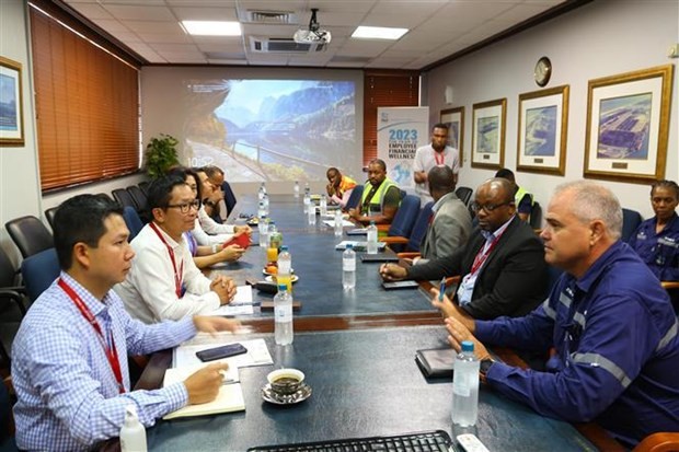 At a working session between the delegation and TIKZN. Photo: VNA At a working session between the delegation and TIKZN. Photo: VNA