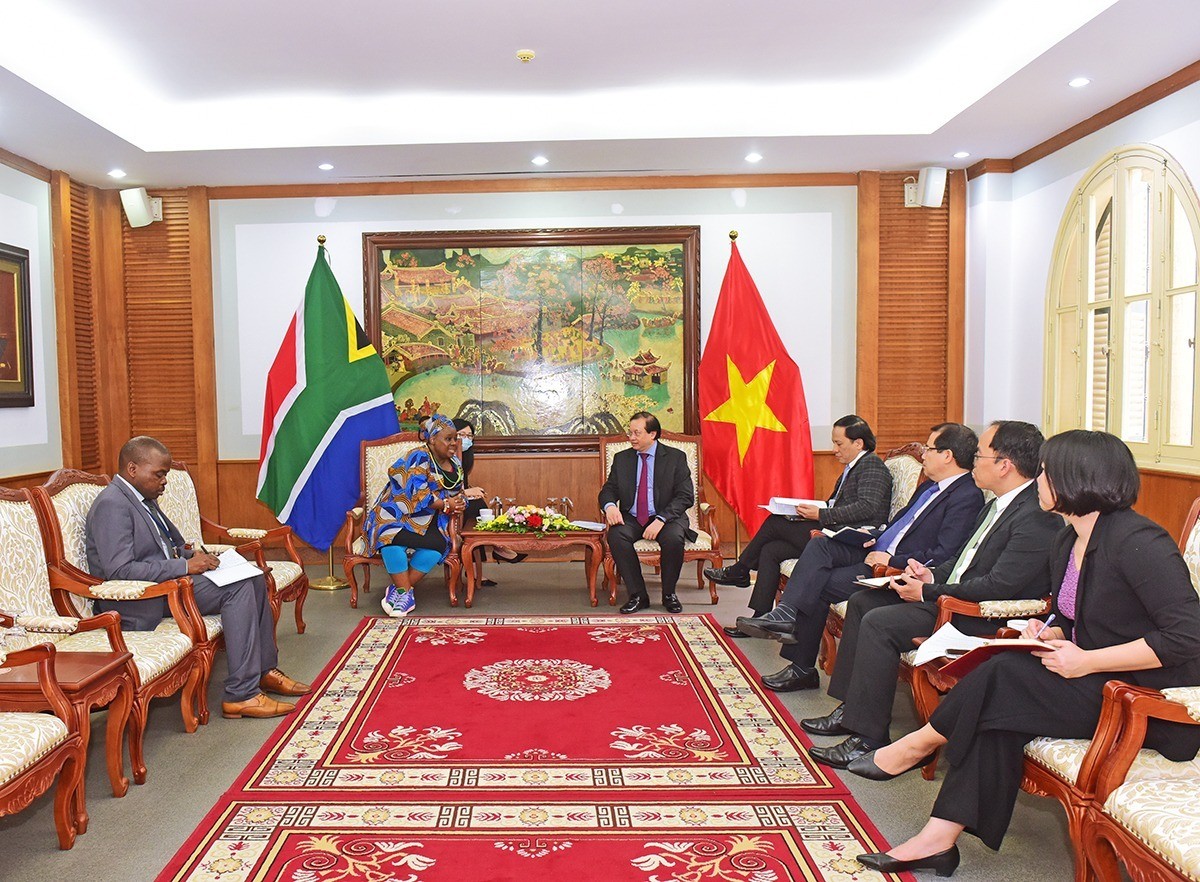 Ta Quang Dong, Deputy Minister of Culture, Sports and Tourism, had a meeting with Vuyiswa Tulelo, Ambassador of the Republic of South Africa to Vietnam on promoting culture, sports and tourism cooperation between Vietnam and South Africa and activities in response to the 30th anniversary of establishment of diplomatic relations of South Africa and Vietnam in March 2023. Ta Quang Dong, Deputy Minister of Culture, Sports and Tourism, had a meeting with Vuyiswa Tulelo, Ambassador of the Republic of South Africa to Vietnam on promoting culture, sports and tourism cooperation between Vietnam and South Africa and activities in response to the 30th anniversary of establishment of diplomatic relations of South Africa and Vietnam in March 2023.