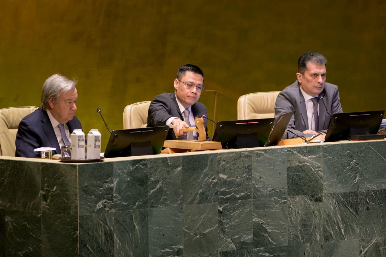 Ambassador Dang Hoang Giang, Vietnam’s Permanent Representative to the United Nations (UN), as Vice-President of the UN General Assembly, adopts the resolution. Photo: VNA Ambassador Dang Hoang Giang, Vietnam’s Permanent Representative to the United Nations (UN), as Vice-President of the UN General Assembly, adopts the resolution. Photo: VNA