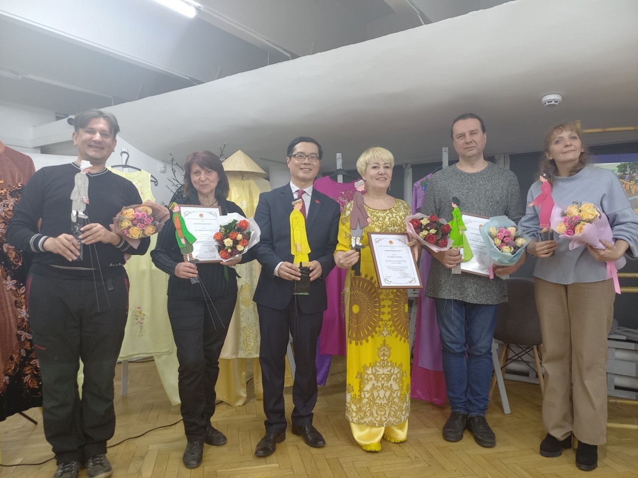Nghệ sĩ Ukraine biểu diễn vở múa rối nước chuyển thể từ truyện thơ Lục Vân Tiên Nghệ sĩ Ukraine biểu diễn vở múa rối nước chuyển thể từ truyện thơ Lục Vân Tiên