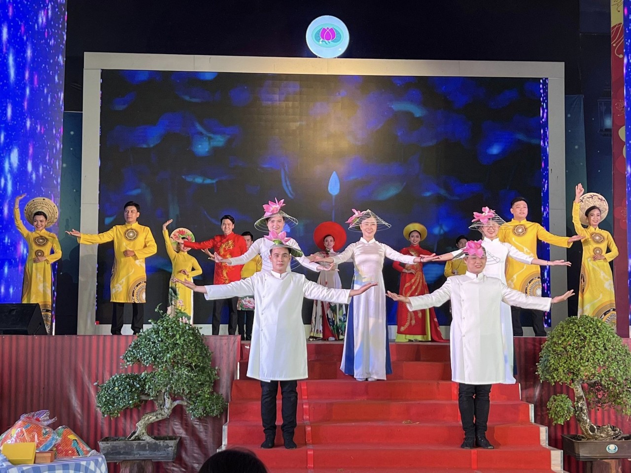Tại Hội thi, 17 đội thi đã biểu diễn trình diễn trang phục quốc gia Việt Nam Tại Hội thi, 17 đội thi đã biểu diễn trình diễn trang phục quốc gia Việt Nam