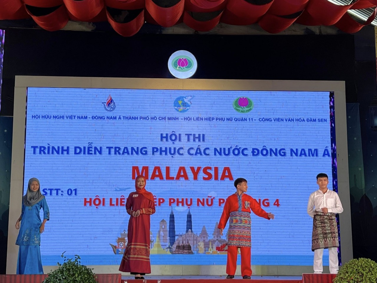 Baju Kurung là tên của bộ trang phục truyền thống của Malaysia nữ theo đạo hồi ở đây. Bộ trang phục này gồm có một chiếc váy hoặc một chiếc xà rông kéo dài từ hông đến gót chân và một chiếc áo tay dài có độ dài đến ngang hông hoặc đầu gối. Thông thường, khi mặc Baju Kurung, người phụ nữ Malaysia sẽ choàng khăn vắt qua vai hoặc có khi trùm lên đầu. Baju Kurung là tên của bộ trang phục truyền thống của Malaysia nữ theo đạo hồi ở đây. Bộ trang phục này gồm có một chiếc váy hoặc một chiếc xà rông kéo dài từ hông đến gót chân và một chiếc áo tay dài có độ dài đến ngang hông hoặc đầu gối. Thông thường, khi mặc Baju Kurung, người phụ nữ Malaysia sẽ choàng khăn vắt qua vai hoặc có khi trùm lên đầu.