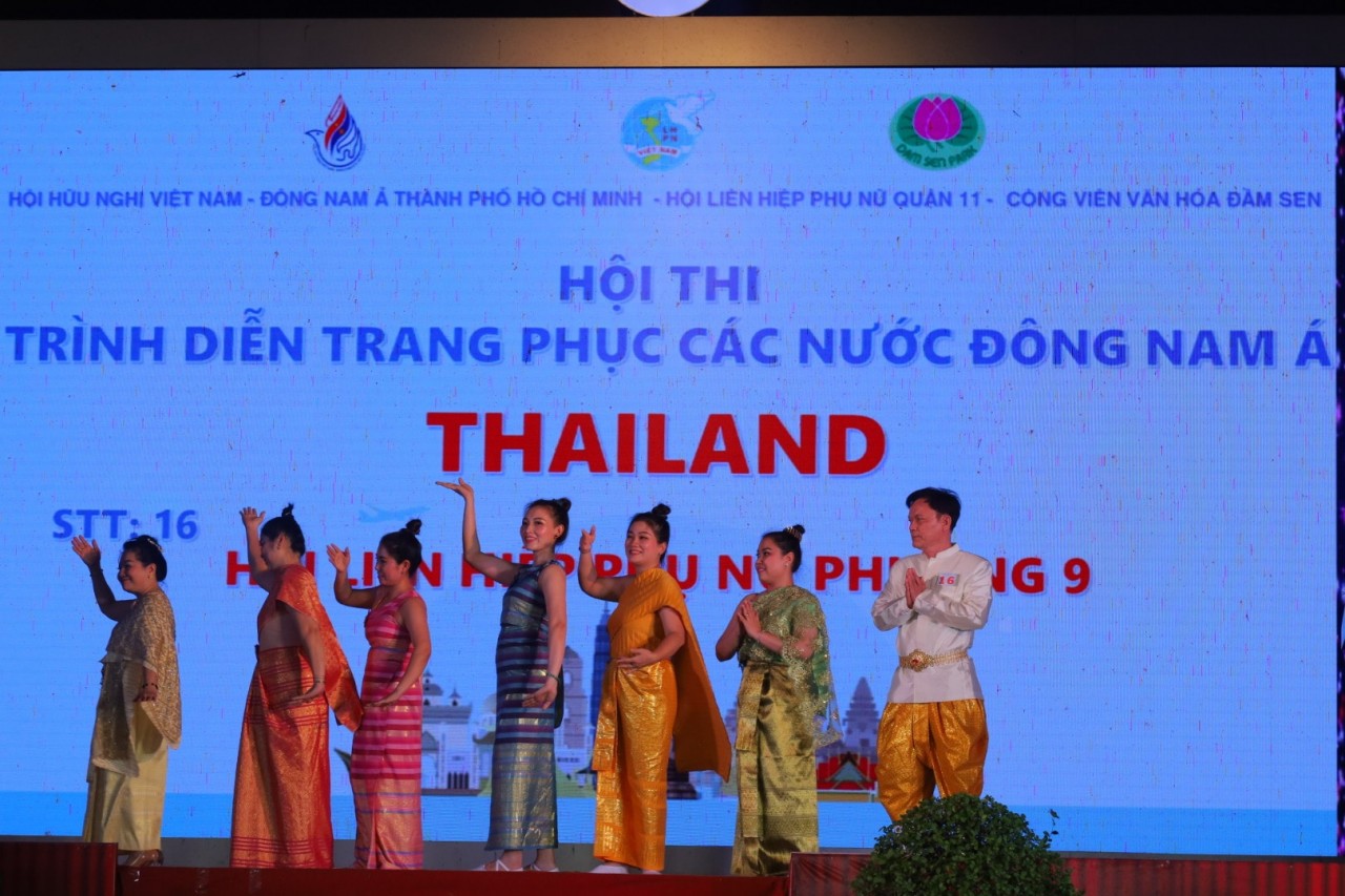 Điều đặc trưng trong tất cả các trang phục của Thái Lan chính là thiết kế theo trang phục nhà Phật thể hiện sự tôn thờ, trân trọng và sùng bái với tín ngưỡng đạo Phật. Sẽ có 2 loại là trang phục truyền thống bình dân và trang phục truyền thống cung đình cho cả nam lẫn nữ Điều đặc trưng trong tất cả các trang phục của Thái Lan chính là thiết kế theo trang phục nhà Phật thể hiện sự tôn thờ, trân trọng và sùng bái với tín ngưỡng đạo Phật. Sẽ có 2 loại là trang phục truyền thống bình dân và trang phục truyền thống cung đình cho cả nam lẫn nữ