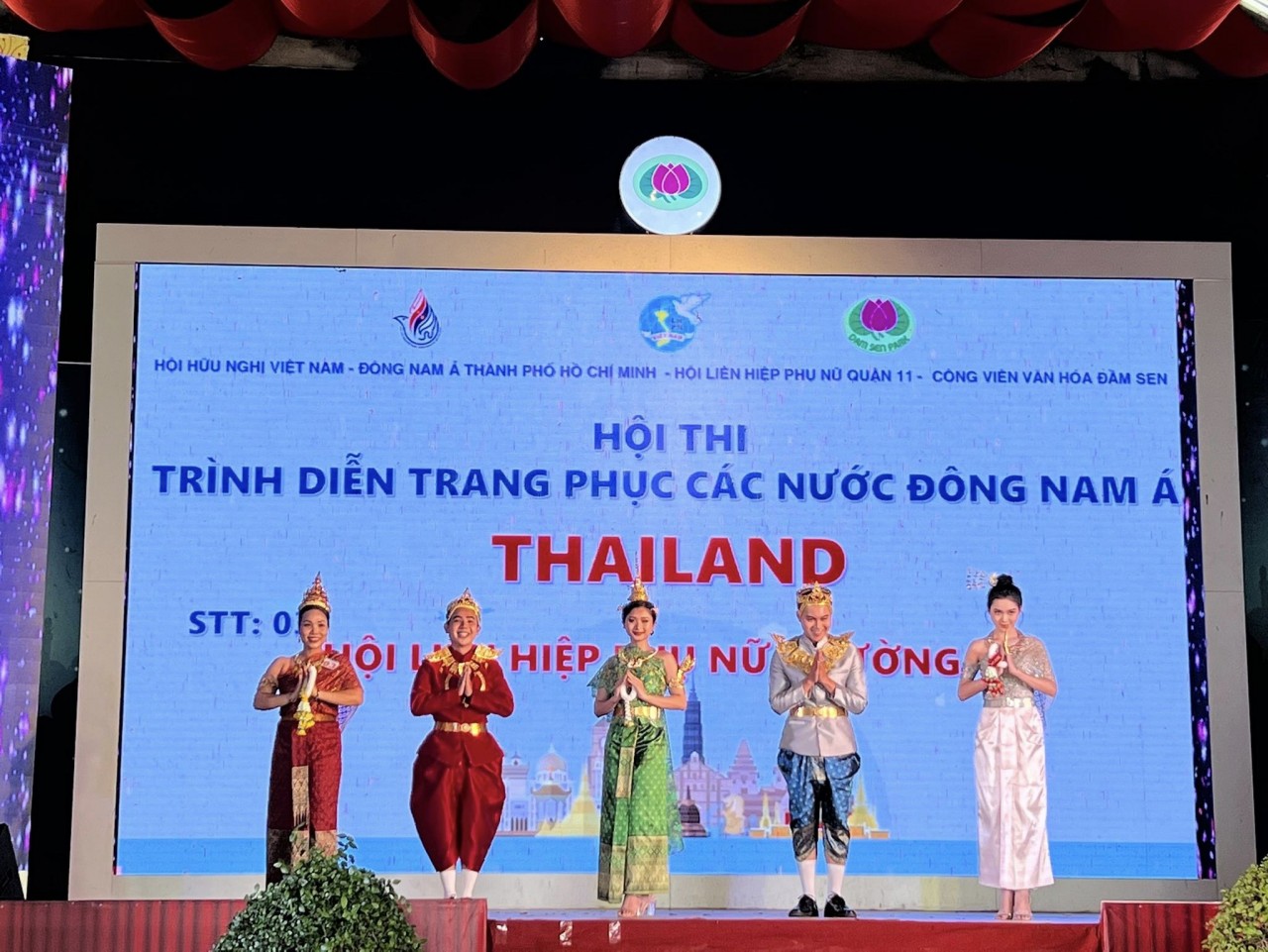 Một đội thi trình diễn trang phục của Quốc vương, Hoàng hậu, Hoàng tử và Công chúa Thái Lan. Một đội thi trình diễn trang phục của Quốc vương, Hoàng hậu, Hoàng tử và Công chúa Thái Lan.