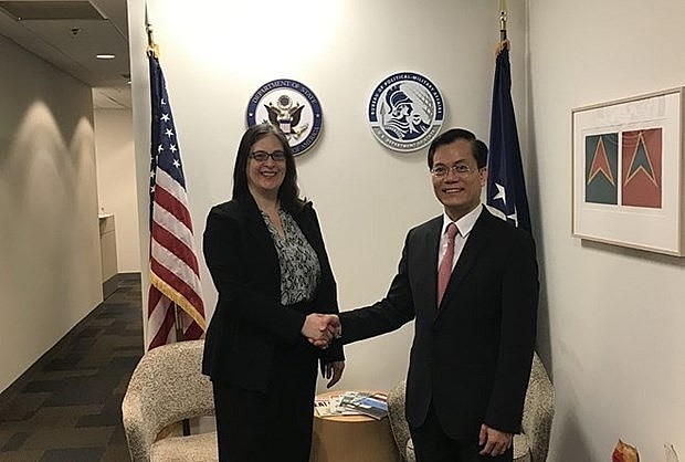 Vietnamese Deputy Minister of Foreign Affairs Ha Kim Ngoc (R) and US Assistant Secretary of State for Political-Military Affairs Jessica Lewis. (Photo: VNA) Vietnamese Deputy Minister of Foreign Affairs Ha Kim Ngoc (R) and US Assistant Secretary of State for Political-Military Affairs Jessica Lewis. (Photo: VNA)