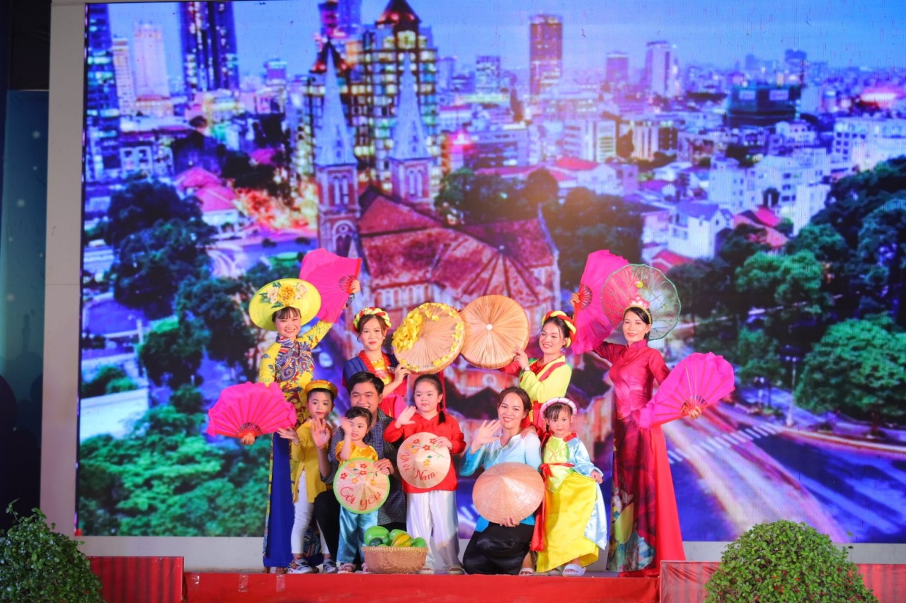 Ngoài ra, các em nhỏ cũng biểu diễn những bộ quần áo bà ba, cô tấm bên cạnh những bộ áo dài của người phụ nữ Việt Nam. Ngoài ra, các em nhỏ cũng biểu diễn những bộ quần áo bà ba, cô tấm bên cạnh những bộ áo dài của người phụ nữ Việt Nam.