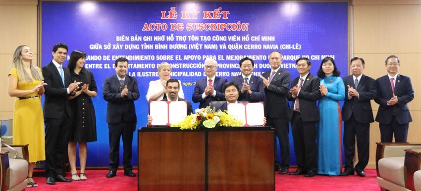 The Binh Duong Department of Construction and the Cerro Navia municipality sign an MoU on support for the rehabilitation of the Ho Chi Minh Park at the meeting on March 31. Photo: VNA The Binh Duong Department of Construction and the Cerro Navia municipality sign an MoU on support for the rehabilitation of the Ho Chi Minh Park at the meeting on March 31. Photo: VNA