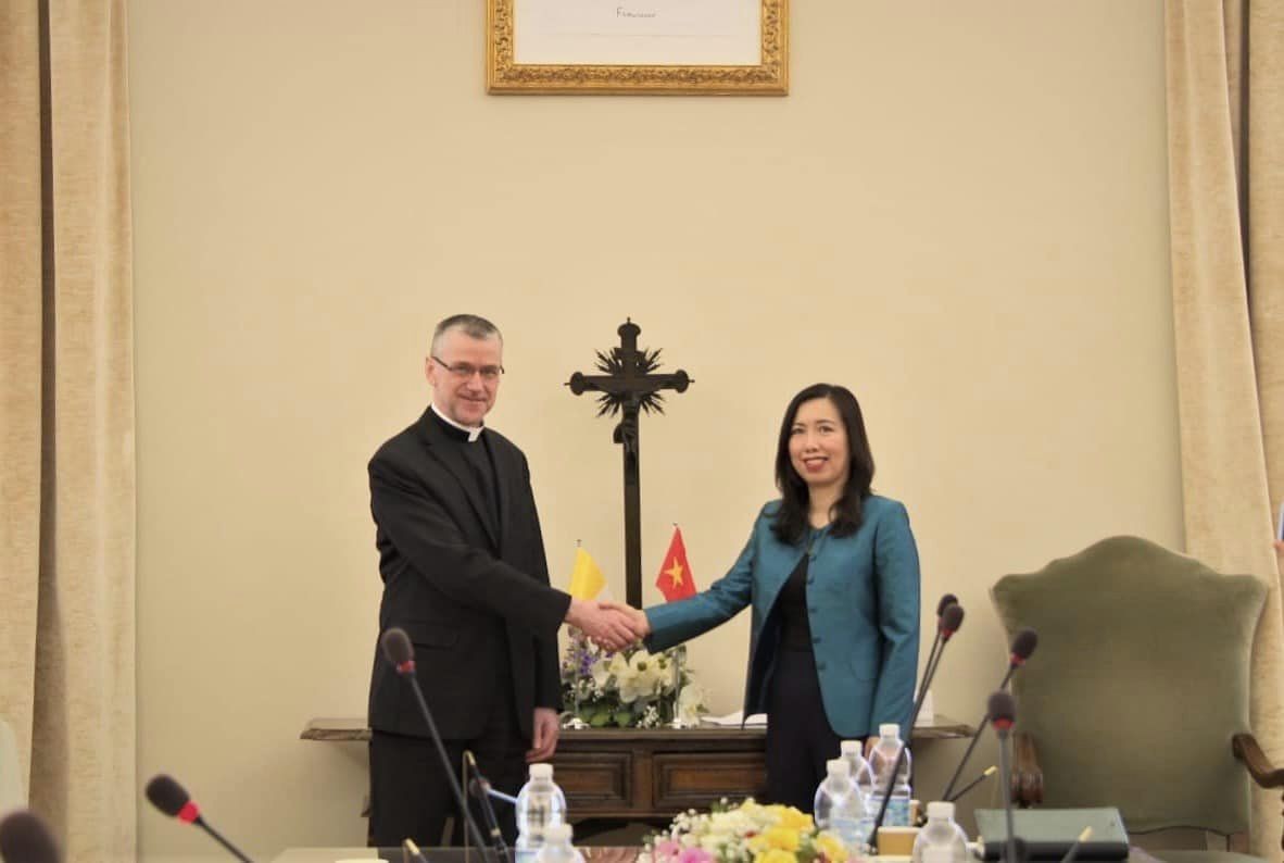 Vietnamese Deputy Minister of Foreign Affairs Le Thi Thu Hang (R) and Monsignor Miroslaw Wachowski, Under-Secretary for the Holy See's Relations with States, at the meeting in the Vatican. Photo: VNA Vietnamese Deputy Minister of Foreign Affairs Le Thi Thu Hang (R) and Monsignor Miroslaw Wachowski, Under-Secretary for the Holy See's Relations with States, at the meeting in the Vatican. Photo: VNA