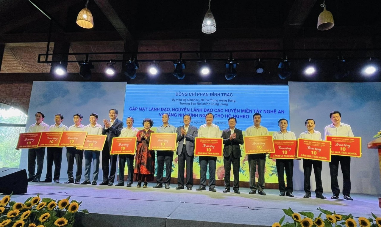 Hỗ trợ xây dựng, sửa chữa 110 nhà cho người nghèo 11 huyện, thị miền núi của tỉnh Nghệ An Hỗ trợ xây dựng, sửa chữa 110 nhà cho người nghèo 11 huyện, thị miền núi của tỉnh Nghệ An
