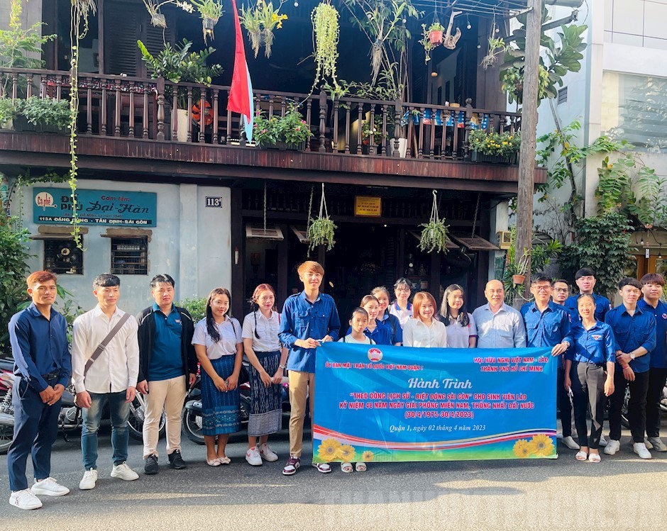 Gần 100 lưu học sinh Lào, Campuchia tham quan, tìm hiểu lịch sử cách mạng Việt Nam Gần 100 lưu học sinh Lào, Campuchia tham quan, tìm hiểu lịch sử cách mạng Việt Nam