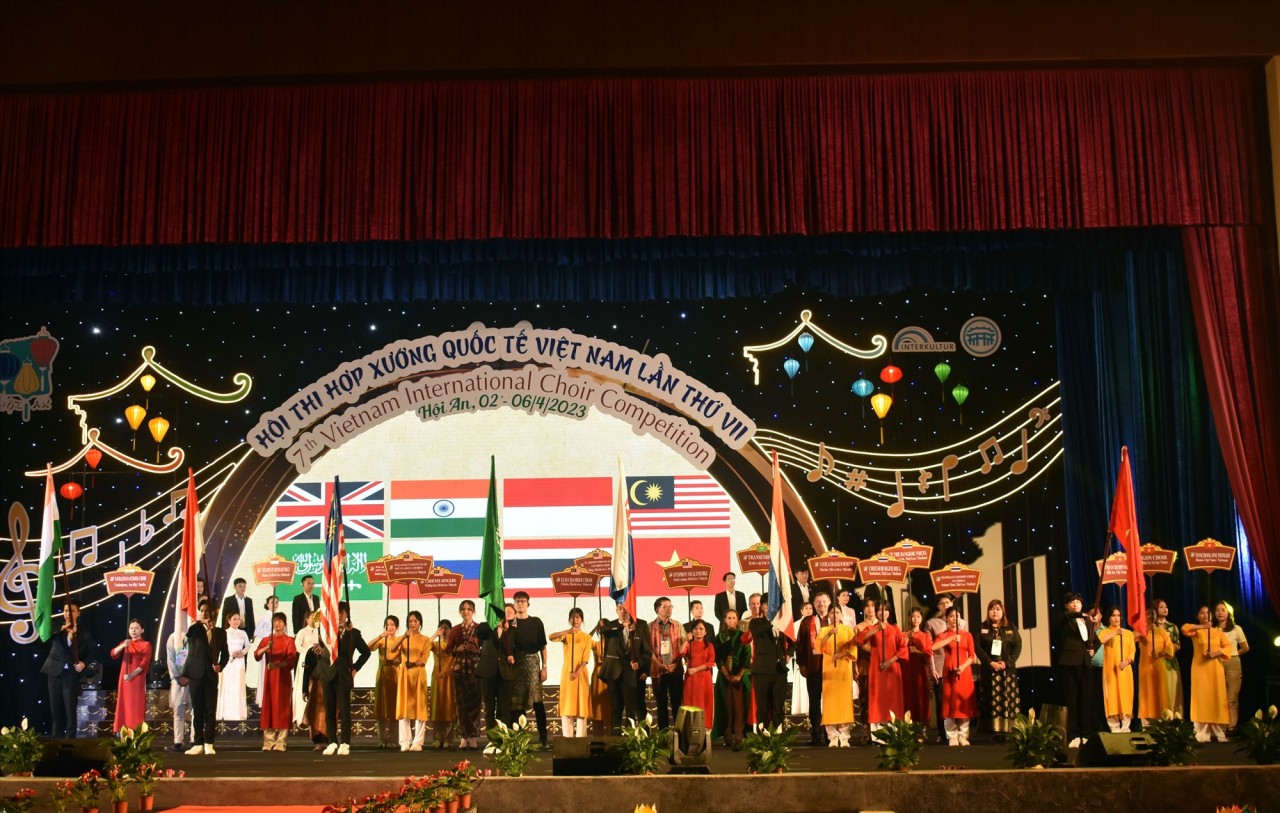Thượng cờ 7 quốc gia tham gia Hội thi Hợp xướng quốc tế Việt Nam 2023. (Ảnh: K.L) Thượng cờ 7 quốc gia tham gia Hội thi Hợp xướng quốc tế Việt Nam 2023. (Ảnh: K.L)