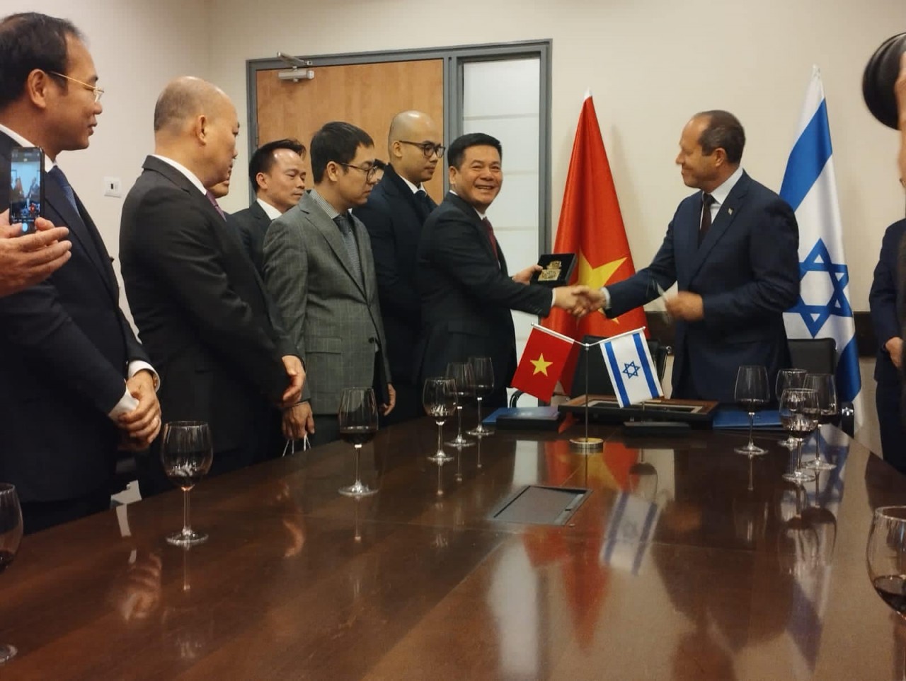 At a working session between Vietnamese Minister of Industry and Trade Nguyen Hong Dien and Israeli Minister of Economy and Industry Nir Barkat in Israel. Photo: Israel's Economic & Trade Mission in Vietnam At a working session between Vietnamese Minister of Industry and Trade Nguyen Hong Dien and Israeli Minister of Economy and Industry Nir Barkat in Israel. Photo: Israel's Economic & Trade Mission in Vietnam