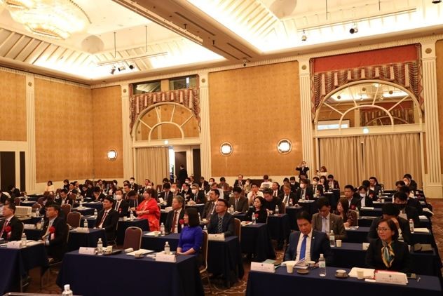 Japanese and Vietnamese businesses join an investment promotion event in Osaka, Japan during the four-day tour of the Đà Nẵng City's leadership in Chiba, Osaka, Yokohama, Kisarazu, Kanagawa, Japan. Photo courtesy of Đà Nẵng City's Investment Promotion Agency Japanese and Vietnamese businesses join an investment promotion event in Osaka, Japan during the four-day tour of the Đà Nẵng City's leadership in Chiba, Osaka, Yokohama, Kisarazu, Kanagawa, Japan. Photo courtesy of Đà Nẵng City's Investment Promotion Agency