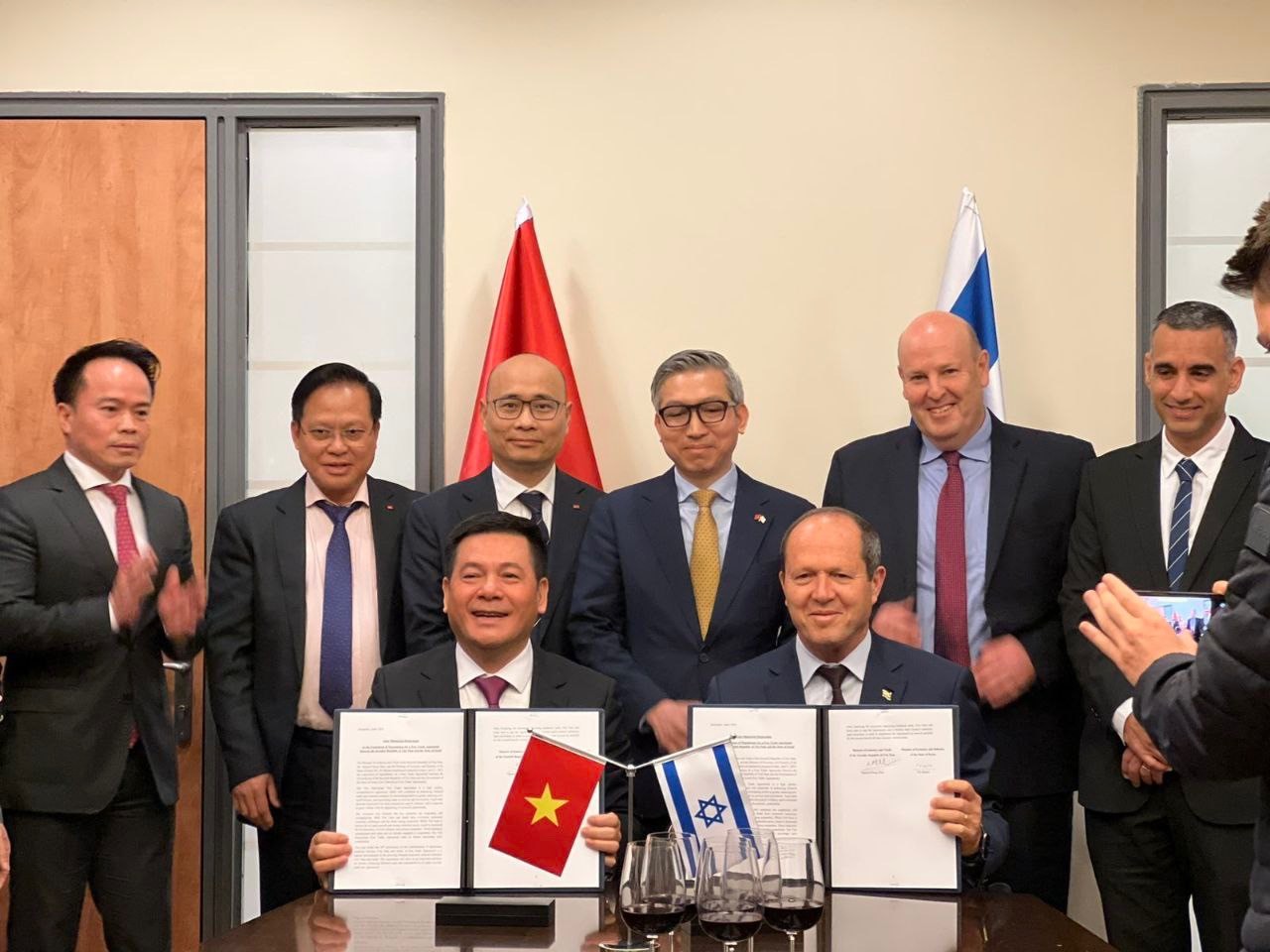 The announcement was made at a working session on April 2 between Vietnamese Minister of Industry and Trade Nguyen Hong Dien and Israeli Minister of Economy and Industry Nir Barkat during the former’s ongoing visit to the Middle East nation. Photo: VNA The announcement was made at a working session on April 2 between Vietnamese Minister of Industry and Trade Nguyen Hong Dien and Israeli Minister of Economy and Industry Nir Barkat during the former’s ongoing visit to the Middle East nation. Photo: VNA